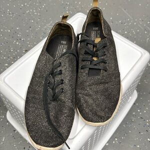 Toms men’s sneakers size 9.5